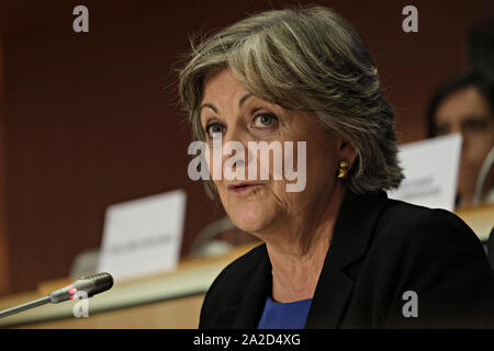 Bruxelles, Belgique. 2 octobre 2019. Commissaire européenne désignée pour la cohésion sociale et des réformes Elisa Ferreira fait un discours d'ouverture lors de son audition devant le Parlement européen. Credit : ALEXANDROS MICHAILIDIS/Alamy Live News Banque D'Images