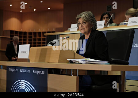 Bruxelles, Belgique. 2 octobre 2019. Commissaire européenne désignée pour la cohésion sociale et des réformes Elisa Ferreira fait un discours d'ouverture lors de son audition devant le Parlement européen. Credit : ALEXANDROS MICHAILIDIS/Alamy Live News Banque D'Images