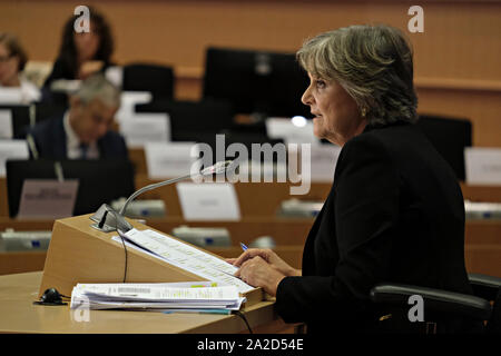 Bruxelles, Belgique. 2 octobre 2019. Commissaire européenne désignée pour la cohésion sociale et des réformes Elisa Ferreira fait un discours d'ouverture lors de son audition devant le Parlement européen. Credit : ALEXANDROS MICHAILIDIS/Alamy Live News Banque D'Images