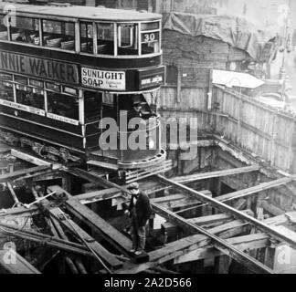 Un tramway Londres passant sur couper et couvrir des œuvres au cours de la construction du métro de Londres, début des années 1900 Banque D'Images