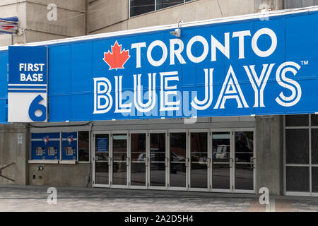 Panneau Blue Jays de Toronto au-dessus d'une entrée principale du Centre Rogers. Banque D'Images