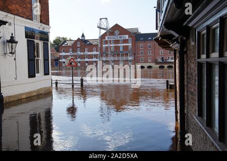 La rivière Ouse à York Yorkshire Angleterre en crue après des jours de pluies intenses ont éclaté ses banques de mettre sous l'eau propriétés Banque D'Images