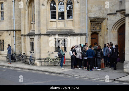 Nouveaux étudiants universitaires pour une visite à pied d'Oxford, au Royaume-Uni, au début de l'année scolaire Banque D'Images