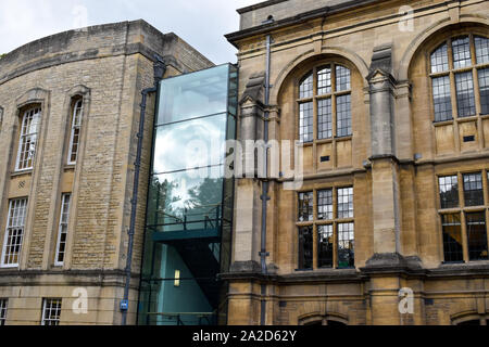 L'architecture ancienne et contemporaine (Radcliffe) Bibliothèque des sciences dans une rue d'Oxford, UK Banque D'Images