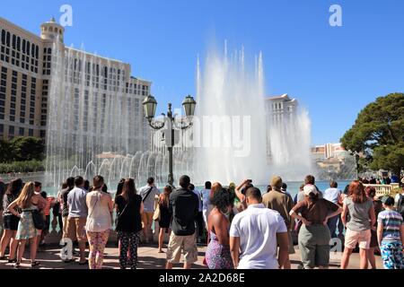 LAS VEGAS, USA - 14 avril 2014 : Les gens apprécient les fontaines en face de Bellagio casino à Las Vegas. Bellagio est parmi les 15 plus grands hôtels du monde Banque D'Images