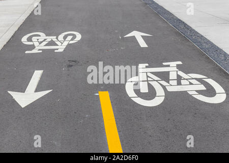 Piste cyclable à deux voies sur une voie récemment pavée. Banque D'Images