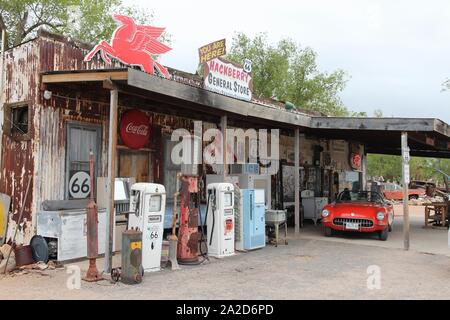 ARIZONA, USA - 2 avril 2014 : Ancienne station essence à U.S. Route 66 en Arizona. La célèbre route conduit de Chicago à Los Angeles et a 2 451 milles de long. Banque D'Images