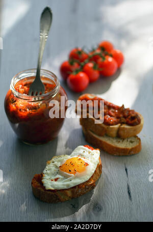 -Ajvar aubergines ou les haricots cuits, de poivrons rouges sur du pain Banque D'Images