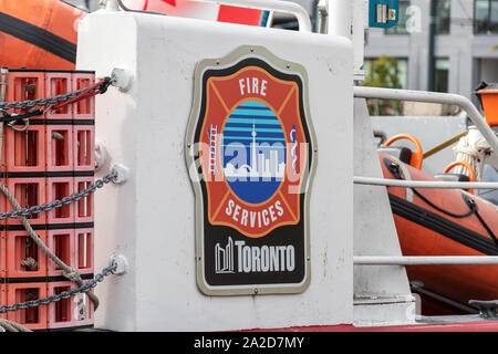 Logo des Services d'incendie de Toronto sur le côté un bateau de secours d'incendie amarré au port. Banque D'Images