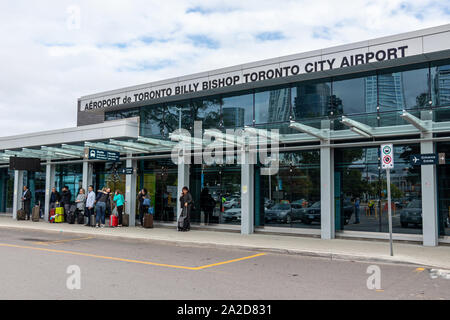 Passagers en attente devant l'aéroport Billy Bishop de Toronto au terminal continental de Toronto. Banque D'Images