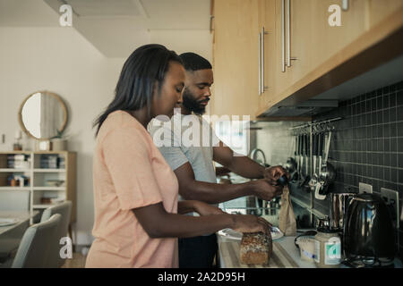 Young African American couple ce qui fait du petit déjeuner le matin Banque D'Images