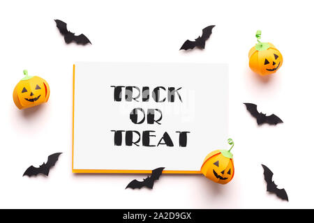 Happy Halloween vacances concept avec les citrouilles et texte Banque D'Images