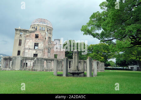 Hiroshima (広島) - L'Hiroshima Peace Memorial Park (平和記念公園, Heiwa Kinen Kōen) - A-Bomb Dome est le cénotaphe pour les victimes de la bombe Banque D'Images