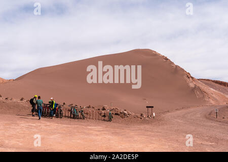 Les touristes à vélo le long de la Duna Mayor, Valle de la Luna ou la vallée de la Lune, San Pedro de Atacama, Chili, Amérique Latine Banque D'Images