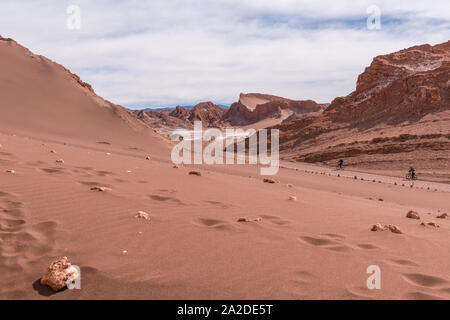 Les touristes à vélo le long de la Duna Mayor, Valle de la Luna ou la vallée de la Lune, San Pedro de Atacama, Chili, Amérique Latine Banque D'Images