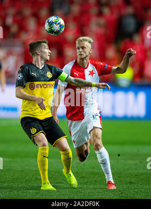 Prague République tchèque. 09Th Oct, 2019. Football : Ligue des Champions, le Slavia Prague - Borussia Dortmund, phase Groupe, Groupe F, 2e journée à Sinobo Stadium. Le Dortmund Marco Reus (l) et Prague's Jaroslav Zeleny lutte pour la balle. Credit : Guido Kirchner/dpa/Alamy Live News Banque D'Images