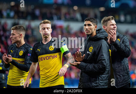 Prague République tchèque. 09Th Oct, 2019. Football : Ligue des Champions, le Slavia Prague - Borussia Dortmund, phase Groupe, Groupe F, 2e journée à Sinobo Stadium. Dortmund est Thorgan Hazard (l-r), Dortmund, Dortmund Marco Reus's Achraf Hakimi et Dortmund's Action de Lukasz célébrer la victoire dans l'avant de les fans après le match. Credit : Guido Kirchner/dpa/Alamy Live News Banque D'Images