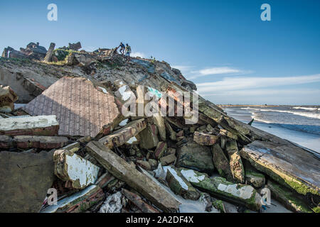 Les hommes de marcher dans les ruines de Atafona, seashore city envahi par la mer Banque D'Images