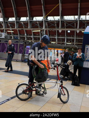 2016 juin - Homme à la gare de Paddington à Londres avec son vélo pliant Brompton Banque D'Images