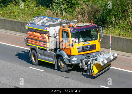 épandeurs de sel de capacité 9m3 avec chasse-neige et châssis D'HOMME véhicules d'entretien des routes d'hiver; conducteurs de véhicules à lame E-Plough et ce-Plough à lame en polyéthylène moulée à montage DIN. Chasse-neige Heavy Duty à lame droite sur l'autoroute M61, Royaume-Uni Banque D'Images