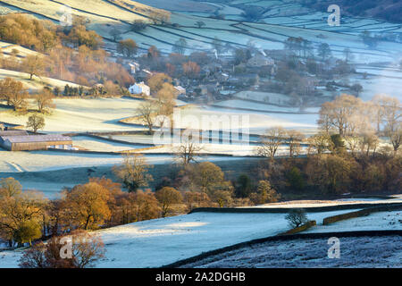 La première lumière du jour commence à mettre en évidence les domaines autour de congelé dans le Yorkshire Dales Appletreewick sur un matin d'hiver le gel. Banque D'Images