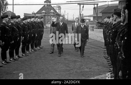 Wilhelm Keppler (liens), der Berater zur Durchführung des Vierjahresplans Imhausen, Arthur mit gehen durch ein SS auf dem Ehrenspalier Fettsäurewerke Firmengelände der Deutschen und Märkischen Seifenindustrie à Witten, Deutschland 1930 er Jahre. Wilhelm Keppler (sur la gauche), consultant des quatre ans, et Arthur Imhausen à la Deutsche Fettsäurewerke Seifenindustrie Maerkische et compagnie à Witten, Allemagne 1930. Banque D'Images