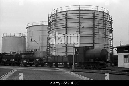 Silos und auf dem Werksbahn Fettsäurewerke Firmengelände der Deutschen und Märkischen Seifenindustrie à Witten, Deutschland 103ßer Jahre. Les silos et les chemins de fer de l'usine de la Deutsche Fettsäurewerke Seifenindustrie Maerkische et compagnie à Witten, Allemagne 1930. Banque D'Images