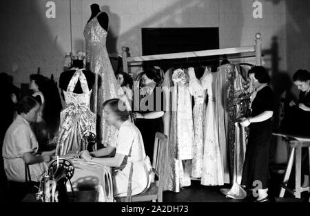 Schneiderinnen Nähmaschinen und laufen heiß für die Garderobe der Prinzessin der Fastnacht à Mayence, Hildegard Kühne im Jahre 1938, zum hundertjährigen Jubiläum des Mainzer Carneval Verein (MCV). Les tailleurs et les machines à coudre pour l'armoire chaude de la princesse de carnaval à Mayence en 1938, à l'occasion du 100e anniversaire de l'association carnaval local de premier plan. Banque D'Images