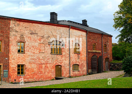 Bâtiments historiques de forteresse de Suomenlinna près d'Helsinki, Finlande. À gauche, l'entrée à la salle de banquet et à droite, entrée de l'ancienne cale sèche. Banque D'Images