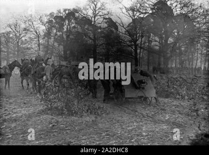 Soldaten des Infanterieregiments 9 auf einem Truppenübungsplatz üben mit dem 7,5 cm leichten Infanteriegeschütz 18, 1930er Jahre Deutschland. Les soldats d'infanterie sur un terrain d'entraînement militaire de l'exercice avec un support d'infanterie fusil, Allemagne 1930. Banque D'Images