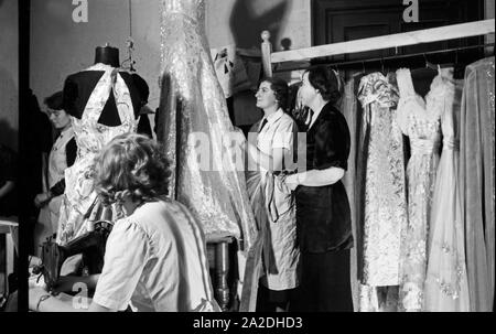 Schneiderinnen Nähmaschinen und laufen heiß für die Garderobe der Prinzessin der Fastnacht à Mayence, Hildegard Kühne im Jahre 1938, zum hundertjährigen Jubiläum des Mainzer Carneval Verein (MCV). Les tailleurs et les machines à coudre pour l'armoire chaude de la princesse de carnaval à Mayence en 1938, à l'occasion du 100e anniversaire de l'association carnaval local de premier plan. Banque D'Images