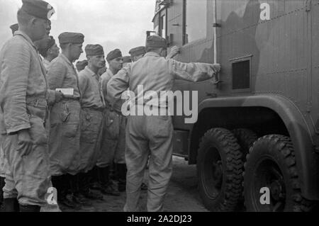 Rekruten der Flieger Ausbildungsstelle Schönwalde am Tonner bei einer Geländeübung, Deutschland 1930 er Jahre. Recrute avec un camion à un exercice sur le terrain, l'Allemagne des années 1930. Banque D'Images