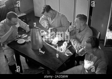 Die Rekruten der Flieger Ausbildungsstelle Schönwalde bei einer Mahlzeit auf der Stube, Deutschland, 1930 er Jahre. Recrute manger et boire du café, de l'Allemagne des années 1930. Banque D'Images