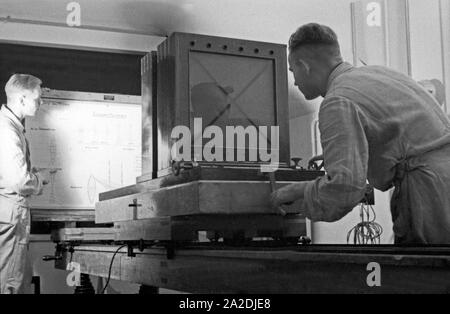 Rekruten der Flieger Schönwalde Ausbildungsstelle kalibrieren von Luftbildkamera die Optik, Deutschland 1930 er Jahre. Recruter l'étalonnage d'un appareil photo, Allemagne 1930. Banque D'Images