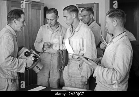 Theorie Unterricht für die Rekruten der Flieger une Luftbildkamera Ausbildungsstelle Schönwalde von Deutschland, 1930er Jahre. Leçon théorique pour les recrues de la Flieger Ausbildungsstelle Schoenwalde à propos d'un appareil photo, Allemagne 1930. Banque D'Images