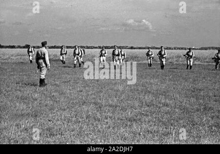 Die Rekruten der Flieger Ausbildungsstelle dans Schützenreihe Geländetag beim Schönwalde, Deutschland, 1930 er Jahre. Les recrues de l'exercice sur le terrain, l'Allemagne des années 1930. Banque D'Images
