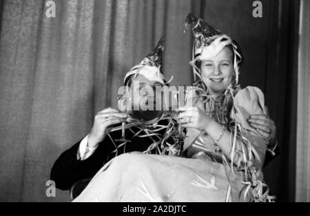 Prinzenpaar das der Fastnacht à Mayence, Martin Ohaus und Hildegard Kühne im Jahre 1938 bei einem Glas Sekt, Abendempfang auf einem zum hundertjährigen Jubiläum des Mainzer Carneval Verein (MCV). Les Altesses Royales de carnaval à Mayence en 1938, à l'occasion du 100e anniversaire de l'association carnaval locales leader, buvant un verre de vin mousseux. Banque D'Images