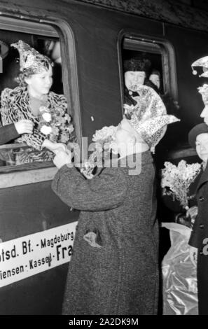 Die Prinzessin der Mainzer Fastnacht 1938, Hildegard Kühne, wird am Bahnhof Mayence von Karnevalsrepräsentanten verabschiedet. Carnival princess Hildegard Kuehne est dissous par Carnival présidents lors de la gare centrale de Mayence, 1938. Banque D'Images