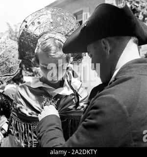 Ein Paar dans der Tracht à Konstanz, Allemagne Allemagne Années 1930 er Jahre. Un couple dans la matrice de Constance, Allemagne 1930. Banque D'Images