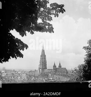 Blick auf einer Anhöhe von Freiburg aus Deutschland, 1930er Jahre. Vue d'une colline de Freiburg, Allemagne 1930. Banque D'Images