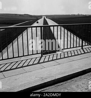 Blick von einer Brücke auf die Reichsautobahn bei Bayreuth, Deutschland 1930 er Jahre. Vue depuis un pont sur la Reichsautobahn autoroute près de Bayreuth, Allemagne 1930. Banque D'Images