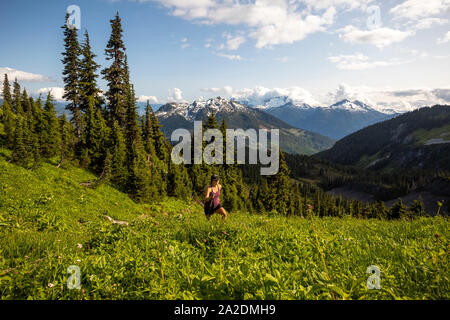 Les femmes enceintes Une randonnées sur une journée ensoleillée à la montagne. Banque D'Images