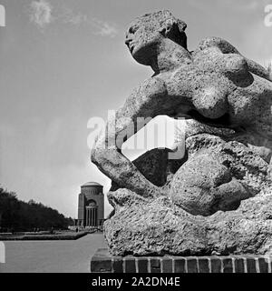 Im Stadtpark mit dem Planetarium und der Skulptur 'Badende' von Georg Kolbe à Hamburg, Deutschland 1930er Jahre. La sculpture et l'observatoire situé au parc de la ville de Hambourg, Allemagne 1930. Banque D'Images