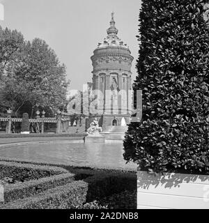 Der Wasserturm à Mannheim, Deutschland 1930er Jahre. Le château d'eau de Mannheim, Allemagne 1930. Banque D'Images