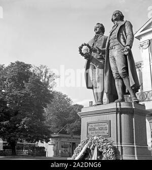 Goethe Schiller Das Denkmal vor dem Nationaltheater à Weimar, Deutschland 1930 er Jahre. Le Goethe Schiller monument situé en face de l'théâtre Nationaltheater à Weimar, Allemagne 1930. Banque D'Images