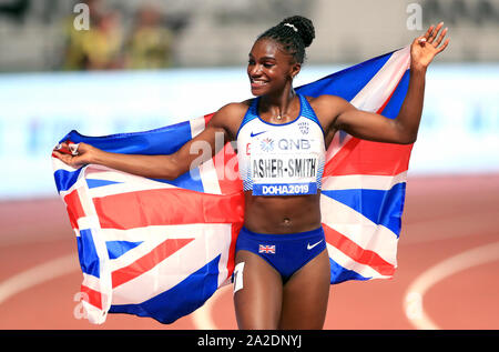 La société britannique Dina Asher-Smith célèbre remportant la finale 200m femmes lors de la sixième journée des Championnats du monde IAAF au Khalifa International Stadium, Doha, Qatar. Banque D'Images