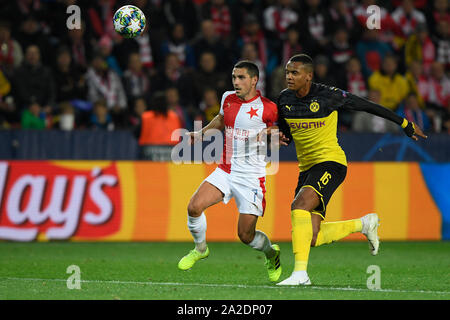 Prague, République tchèque. 09Th Oct, 2019. R-L MANUEL AKANJI du Borussia Dortmund et Nicolae STANCIU de Slavia en action lors de la Ligue des Champions match SK Slavia Prague vs Borussia Dortmund, deuxième tour de groupe de base F, le 2 octobre 2019, à Prague, en République tchèque. Credit : Ondrej Deml/CTK Photo/Alamy Live News Banque D'Images