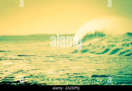 Grand déferlement des vagues sur la mer Banque D'Images