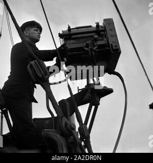 Marinerekrut der 2. Minensuchflottille Suchscheinwerfer im Ausguck suis, Deutschland 1930 er Jahre. Recrutement de la 2e marine flottille démineur exerçant au Lookout au projecteur , Allemagne 1930. Banque D'Images