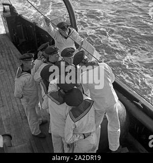 Marinerekruten der 2. Minensuchflottille bei der Ausbildung mit ihrem Bootsmann, 1930er Jahre Deutschland. Les recrues de la marine de la 2e flottille de dragueur de l'exercice avec leur maître de l'Allemagne des années 1930. Banque D'Images